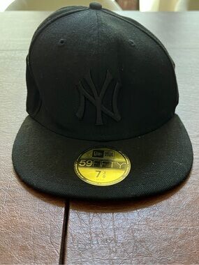 9fifty Black New York Yankees Fitted Hat with Tonal Logo